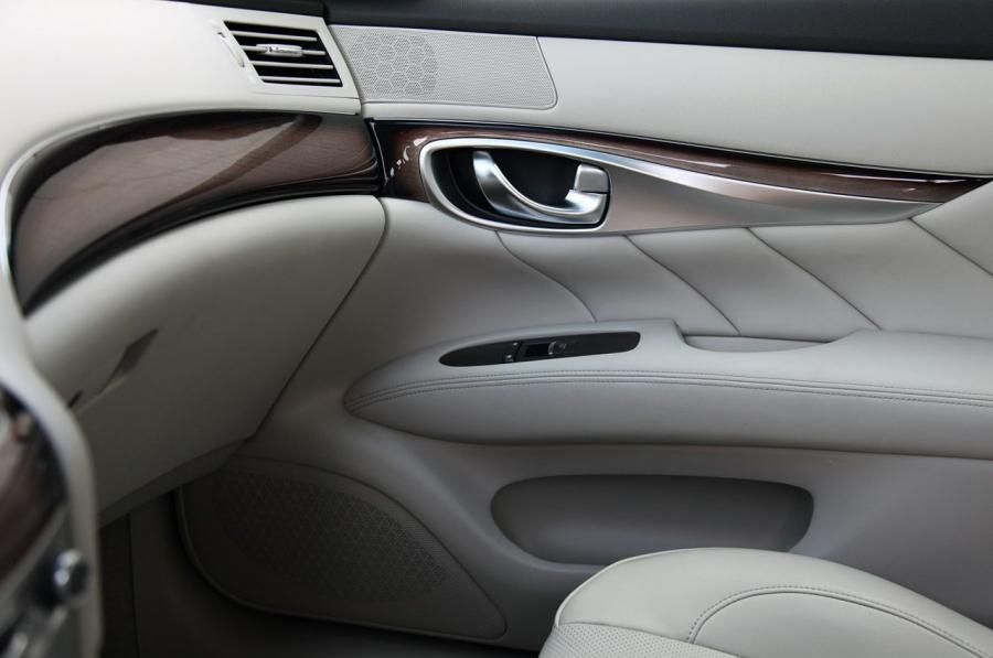  Infiniti M35h 2012 года  (фото 12 из 44)